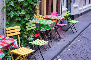Den Haag, Hollanda - 15 Nisan 2018: Açık kafe. Sandalye ve masa kaldırımda