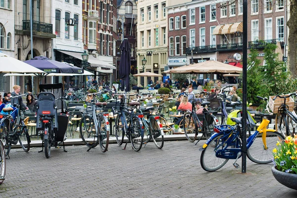 Haya Países Bajos Abril 2018 Cafeterías Plaza Ciudad Bicicletas Aparcadas — Foto de Stock