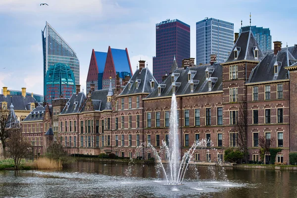 Den Haag, Hollanda - 15 Nisan 2018: Binnenhof Palace - Hollandalı Parlament Lahey