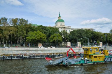 Moskova, Rusya - 27 Ağustos 2017: Moskova Nehri üzerinde hasat mavnası. Şehir merkezinde dolgu görünümü