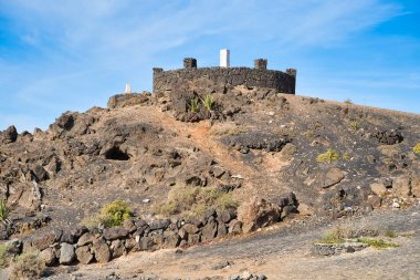 Lanzarote, Kanarya Adaları, İspanya. Las Palmas eyaleti. Bir tepeüzerinde taş yapı