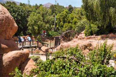 Lanzarote, Kanarya Adaları, İspanya - 15 Nisan 2019: Lanzarote Adası'ndaki Tematik Rancho Texas Park. Eski ahşap tekerlek su pompası