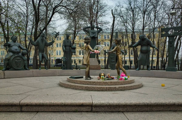 俄罗斯莫斯科 2019年4月23日 雕塑作品 儿童是成人恶习的受害者 的片段 作者是雕塑家米哈伊尔 谢米金 — 图库照片
