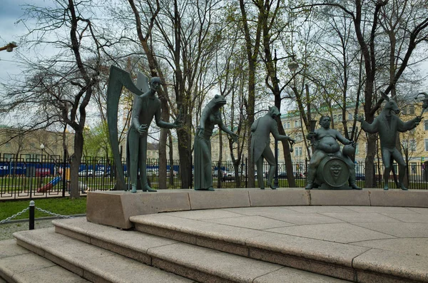 俄罗斯莫斯科 2019年4月23日 儿童是成人恶习的受害者 雕塑构图作为打击邪恶和公共恶习的寓言 — 图库照片