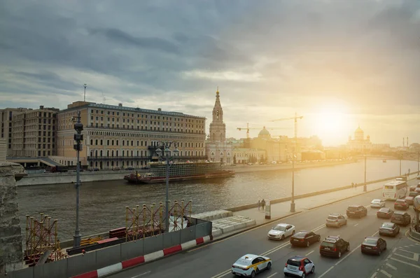 モスクワ ロシア 2019年4月23日 クレムリン堤防 春の夕方 曇りの空の夕日 ソフィア堤防とモスクワ川の眺め — ストック写真