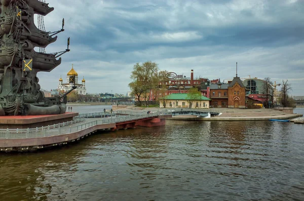 Москва Россия Апреля 2019 Года Фрагмент Памятника Петру Реке Москва — стоковое фото