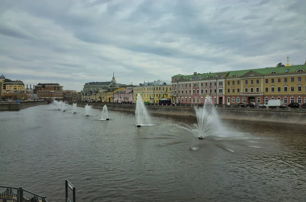 城市上空多云 俄罗斯莫斯科 2019年4月23日 莫斯科河和卡达舍夫斯基堤岸景观 — 图库照片