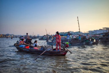 Can Tho, Vietnam - 28 Mart 2019: Mekong nehri boyunca gün doğumu-seyir delta ticaret teknelerde Mekong yüzen pazar. Teknede yüzen kızlar