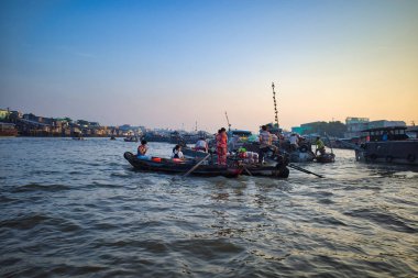 Can Tho, Vietnam - 28 Mart 2019: Mekong nehri boyunca gün doğumu-seyir delta ticaret teknelerde Mekong yüzen pazar