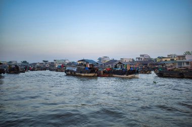 Can Tho, Vietnam - 28 Mart 2019: Mekong nehri boyunca gün doğumu-seyir delta ticaret teknelerde Mekong yüzen pazar