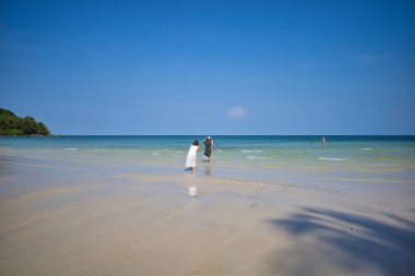 Phu Quoc adası, Vietnam - 31 Mart 2019: Beyaz kum plajı, deniz ufku. Sakin deniz ve sahilde kızlar fotoğraflandı. Güney Çin Denizi Kıyıları