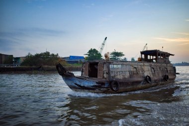 Can Tho, Vietnam - 27 Mart 2019: Gün doğumunda delta ticareti teknelerinde Mekong yüzen pazar. Gemideki köpek