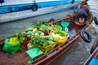 Can Tho, Vietnam - 28 Mart 2019: Mekong nehri boyunca gün doğumu-seyir delta ticaret teknelerde Mekong yüzen pazar
