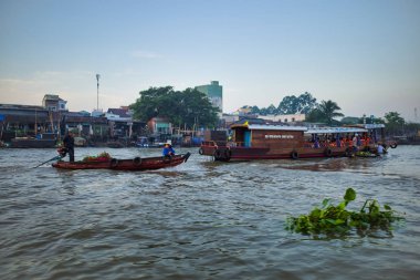 Can Tho, Vietnam - 28 Mart 2019: Mekong Deltası'nda yüzen pazar. Ticaret tekneler / Mekong nehir gezisi. Bir adam turistlere bir tekneden meyve satıyor