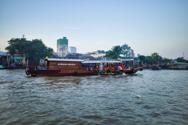 Can Tho, Vietnam - 28 Mart 2019: Mekong Deltası'nda yüzen pazar. Ticaret tekneleri / Mekong nehir gezisi. Bir adam turistlere bir tekneden meyve satıyor