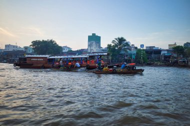 Can Tho, Vietnam - 28 Mart 2019: Mekong Deltası'nda yüzen pazar. Ticaret tekneler / Mekong nehir gezisi. Bir adam turistlere bir tekneden meyve satıyor