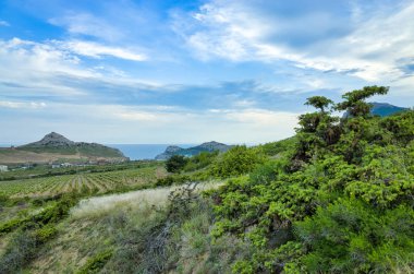 Sudak, Kırım - 30 Mayıs 2017: Sudak ilçesinin manzarası, konut binaları, kayan tepeler, üzüm bağları, ufukta deniz.