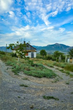 Sudak, Kırım - 30 Mayıs 2017: dağdaki eski ev. Öğleden sonra dağ manzarası