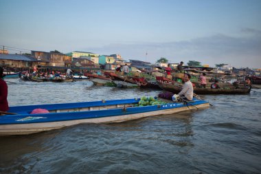 Can Tho, Vietnam - 28 Mart 2019: Gün doğumunda Mekong Deltası'nda ticari tekneler. Vietnamlılar bir tekneden karpuz satıyor.