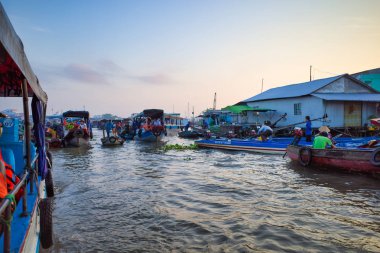 Can Tho, Vietnam - 28 Mart 2019: Mekong Deltası'nda yüzen pazar. Ticaret tekneler / Mekong nehir gezisi. Nehir üzerindeki ayaklıklar üzerindeki evler.