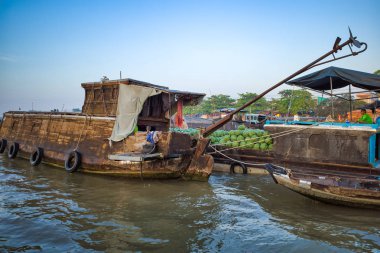 Can Tho, Vietnam - 28 Mart 2019: Gün doğumunda Mekong Deltası'nda ticari tekneler. Vietnamlılar bir tekneden karpuz satıyor.