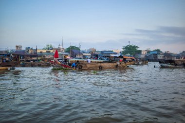 Can Tho, Vietnam - 27 Mart 2019: Mekong Deltası'nda yüzen pazar. Ticaret tekneler / Mekong nehir gezisi. Nehir üzerindeki ayaklıklar üzerindeki evler.