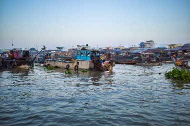 Can Tho, Vietnam - 27 Mart 2019: Mekong Deltası'nda yüzen pazar. Ticaret tekneler / Mekong nehir gezisi. Nehir üzerindeki ayaklıklar üzerindeki evler.