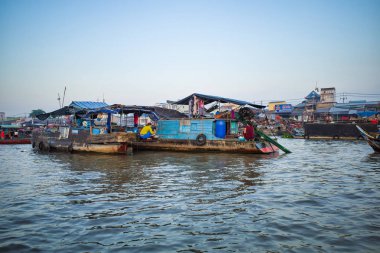 Can Tho, Vietnam - 27 Mart 2019: Mekong Deltası'nda yüzen pazar. Ticaret tekneler / Mekong nehir gezisi. Nehir üzerindeki ayaklıklar üzerindeki evler.