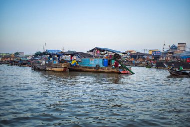 Can Tho, Vietnam - 27 Mart 2019: Mekong Deltası'nda yüzen pazar. Ticaret tekneler / Mekong nehir gezisi. Güneşten bir gölgelik ile eski tekneler