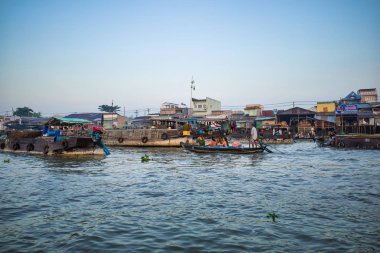 Can Tho, Vietnam - 27 Mart 2019: Mekong Deltası'nda yüzen pazar. Ticaret tekneler / Mekong nehir gezisi. Nehir üzerindeki ayaklıklar üzerindeki evler.