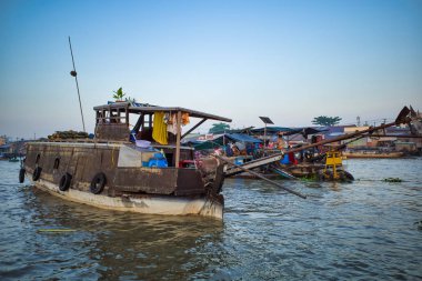Can Tho, Vietnam - 28 Mart 2019: Mekong Deltası'nda yüzen pazar. Ticaret tekneleri/Mekong nehir gezisi. 