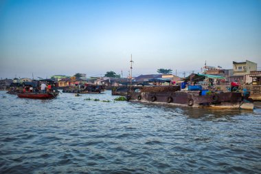 Can Tho, Vietnam - 27 Mart 2019: Mekong Deltası'nda yüzen pazar. Ticaret tekneler / Mekong nehir gezisi. Nehir üzerindeki ayaklıklar üzerindeki evler.