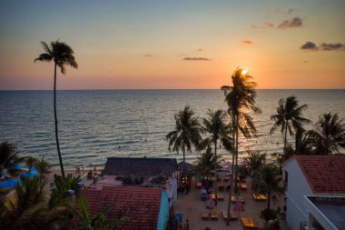 Phu Quoc adası, Vietnam - 30 Mart 2019: Otelden deniz kıyısına manzara. Güneşli gün batımı, sahilin güzel manzarası