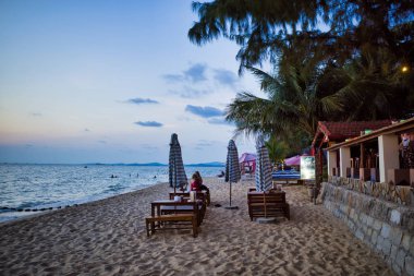 Phu Quoc adası, Vietnam - 30 Mart 2019: Akşam rahat plaj restoranı