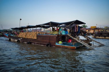 Can Tho, Vietnam - 28 Mart 2019: Mekong Deltası'nda yüzen pazar. Ticaret tekneleri/Mekong nehir gezisi.