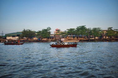 Can Tho, Vietnam - 28 Mart 2019: Mekong Deltası'nda yüzen pazar. Ticaret tekneler / Mekong nehir gezisi. Nehir üzerindeki ayaklıklar üzerindeki evler.