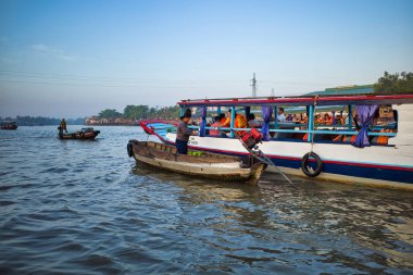 Can Tho, Vietnam - 28 Mart 2019: Mekong Deltası'nda şafak vakti ticaret. Teknedeki bir kadın turistlere durian meyvesi satıyor.