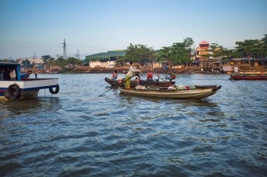 Can Tho, Vietnam - 28 Mart 2019: Mekong Deltası'nda yüzen pazar. Ticaret tekneleri/Mekong nehir gezisi.