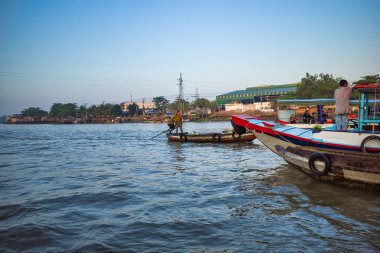 Can Tho, Vietnam - 28 Mart 2019: Mekong Deltası'nda yüzen pazar. Ticaret tekneleri/Mekong nehir gezisi.