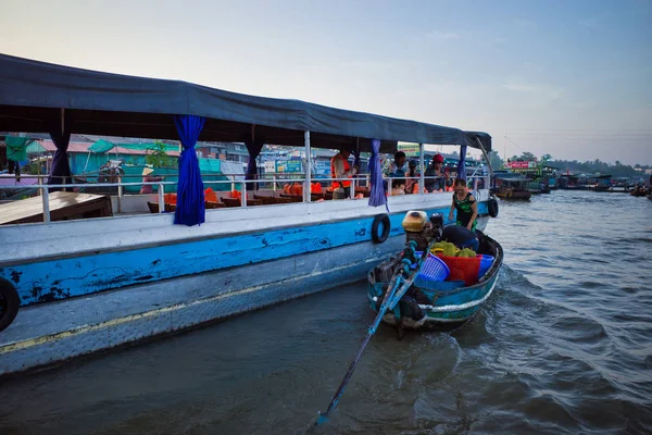 Can Tho, Vietnam - 28 Mart 2019: Mekong Deltası'nda şafak vakti ticaret. Teknedeki bir kadın turistlere durian meyvesi satıyor.