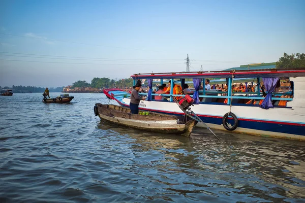 Can Tho, Vietnam - 28 Mart 2019: Mekong Deltası'nda şafak vakti ticaret. Teknedeki bir kadın turistlere durian meyvesi satıyor.