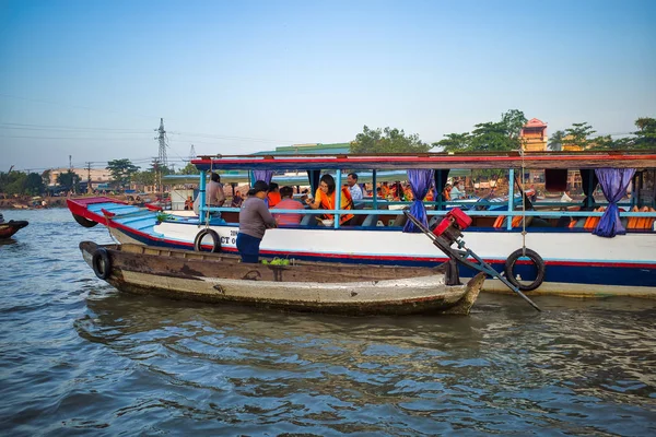 Can Tho, Vietnam - 28 Mart 2019: Mekong Deltası'nda şafak vakti ticaret. Teknedeki bir kadın turistlere durian meyvesi satıyor.