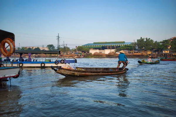 Can Tho, Vietnam - 28 Mart 2019: Mekong Deltası'nda yüzen pazar. Ticaret tekneler / Mekong nehir gezisi. Kadın tekneyi kontrol eder.