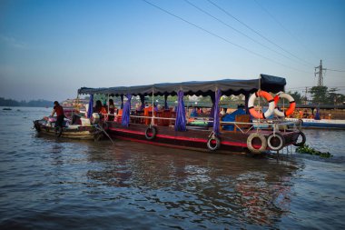 Can Tho, Vietnam - 28 Mart 2019: Gün doğumunda Mekong Deltası'nda turist tekneleri. Yerel gezi ile nehir gezisi