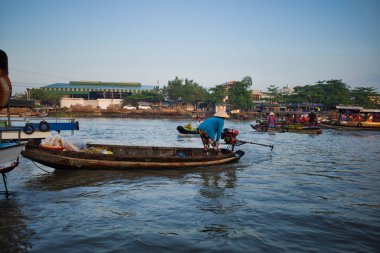 Can Tho, Vietnam - 28 Mart 2019: Mekong Deltası'nda yüzen pazar. Ticaret tekneleri/Mekong nehir gezisi.