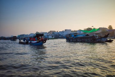 Can Tho, Vietnam - 28 Mart 2019: Mekong Deltası'nda şafak vakti turist tekneleri ve ticaret gemileri. Yerel gezi ile nehir gezisi