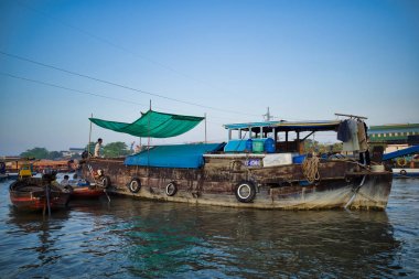 Can Tho, Vietnam - 28 Mart 2019: Mekong Deltası'nda şafak vakti bir ticaret gemisi. Yerel gezi ile nehir gezisi