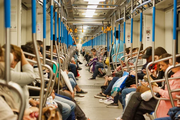 Moskova, Rusya - 15 Haziran 2019: Metro vagonlarında yolcular. Moskova metrosokolnicheskaya hattı