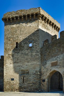 Sudak, Kırım - 29 Mayıs 2017: Ceneviz kalesi. Antik kalenin kulelerinden biri. Taş kale kulesi