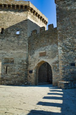 Sudak, Kırım - 29 Mayıs 2017: Ceneviz kalesi. Antik kalenin kulelerinden biri. Taş kale kulesi